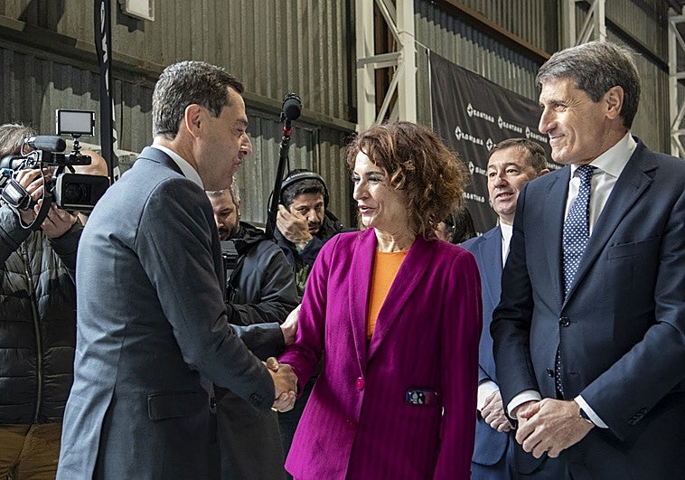 Moreno se afana en encapsular su campaña mientras Montero se encomienda a Sánchez