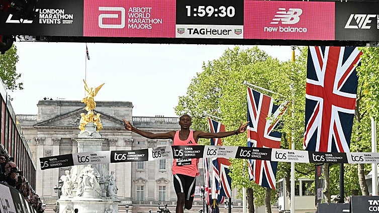 Sawe hace historia al derribar el muro de las dos horas en el maratón de Londres