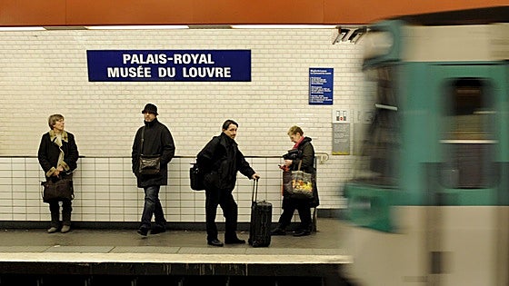 Cierran una parada de metro al lado del Louvre por la presencia de miles de abejas