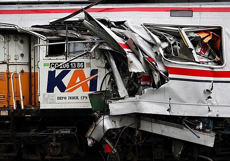 Al menos 15 mujeres mueren y 88 personas resultan heridas en una brutal colisión de trenes en Yakarta