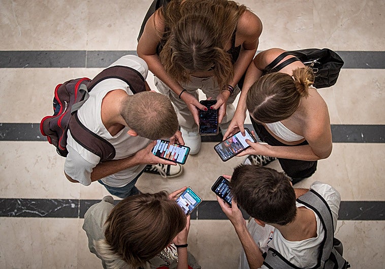 La mitad de los jóvenes ve con buenos ojos las políticas autoritarias y una dictadura