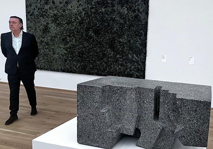 Bilbao Güzel Sanatlar Müzesi müdürü Miguel Zugaza, Chillida ve Barceló'nun iki eseri arasında
