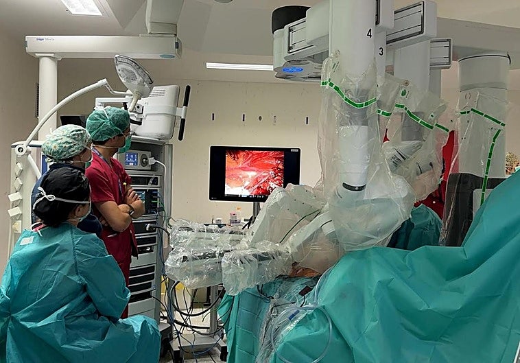 La Paz realiza la primera reconstrucción mamaria en España con tejido abdominal asistida por cirugía robótica