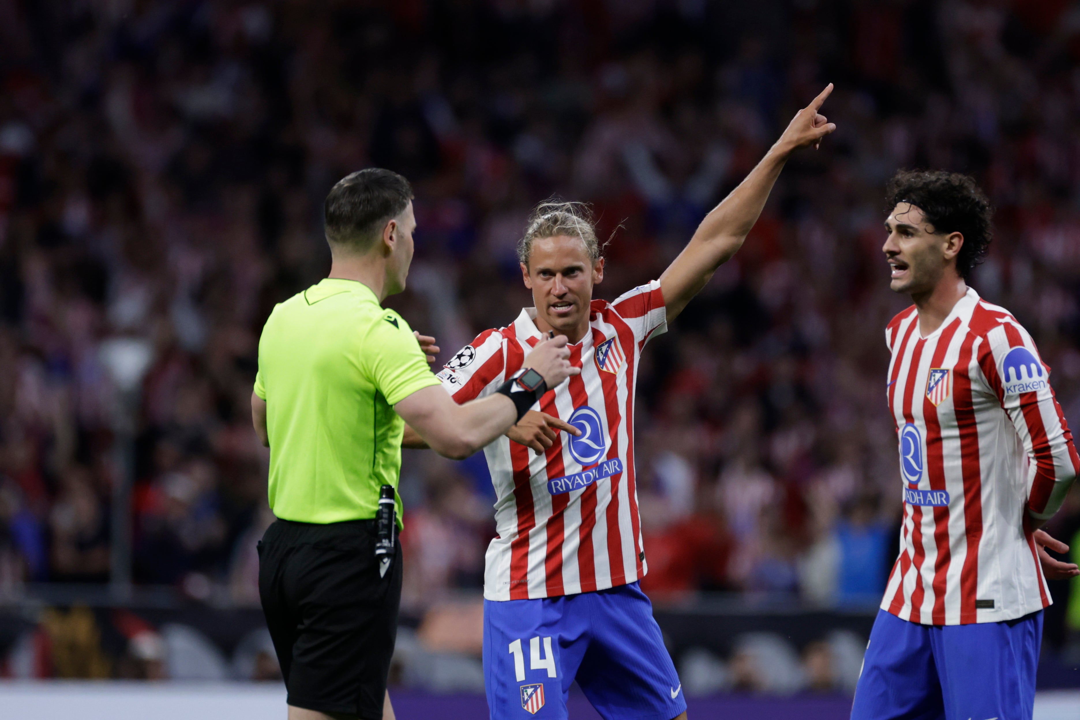 Marcos Llorente (ortada), hakemin oyununu protesto ediyor.