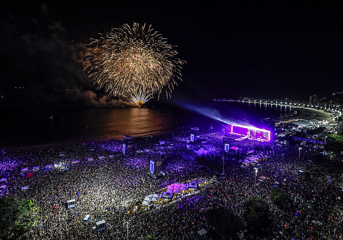 Fuegos artificiales iluminaron la noche durante el recital de Shakira en Copacabana.