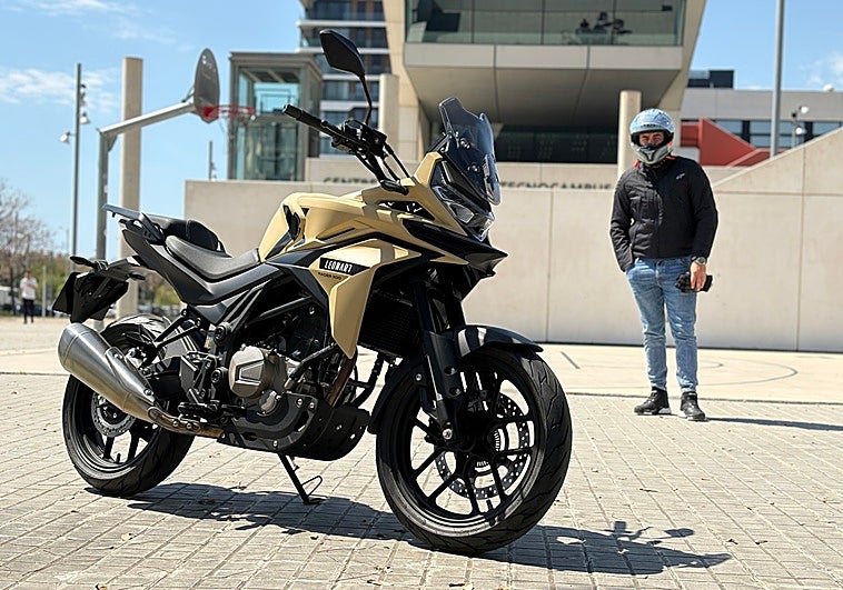 Probamos la nueva Leonart Racer 300, una accesible crossover con aroma mediterráneo