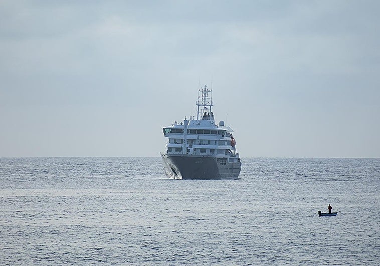 Los 14 españoles confinados en el crucero del brote de hantavirus: «Estamos bien y sin síntomas»