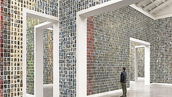 50.000 postales turísticas empapelan el pabellón de España en la Bienal de Venecia
