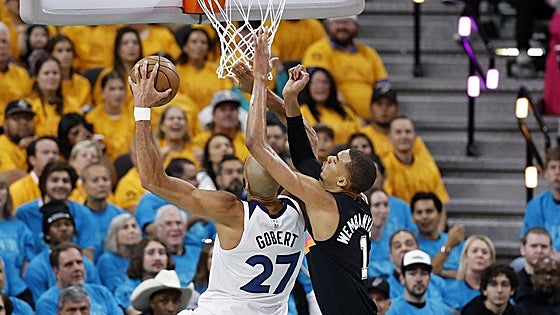 Wembanyama destroza el récord de tapones en los 'playoffs' de la NBA
