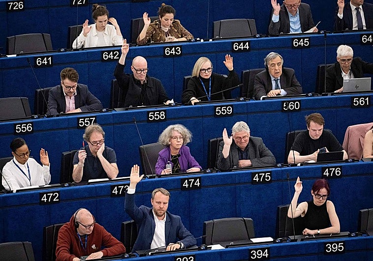 Una comisión de la Eurocámara debate un informe que alerta del deterioro de la confianza en las instituciones españolas