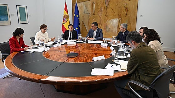 Sánchez y Clavijo rebajan la tensión y coordinan la respuesta ante el crucero del hantavirus