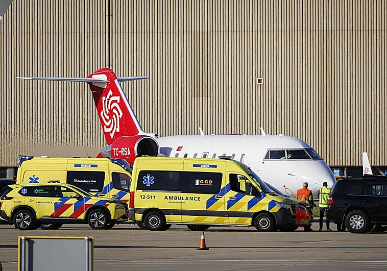 Una azafata de un avión de Países Bajos, ingresada en Ámsterdam por un posible contagio de hantavirus