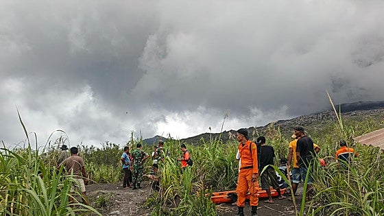 Mueren tres turistas por la erupción de un volcán en Indonesia