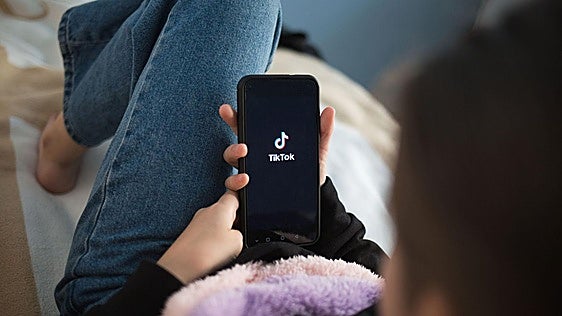 Dieciséis familias francesas presentan una demanda contra TikTok por «promover conductas suicidas»