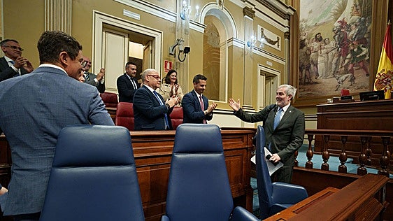 Clavijo acusa al Gobierno de «ocultar» que había contagiados en el Hondius y García lo niega