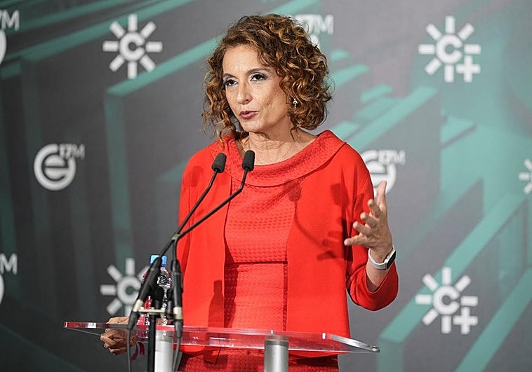 Las críticas obligan a Montero a rectificar tras calificar como «accidente laboral» la muerte de dos guardias civiles