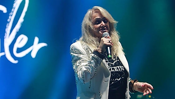 Bonnie Tyler continúa «gravemente enferma pero estable»
