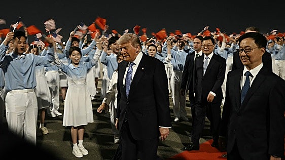 Trump llega a China para una cumbre bilateral que será clave para el mundo