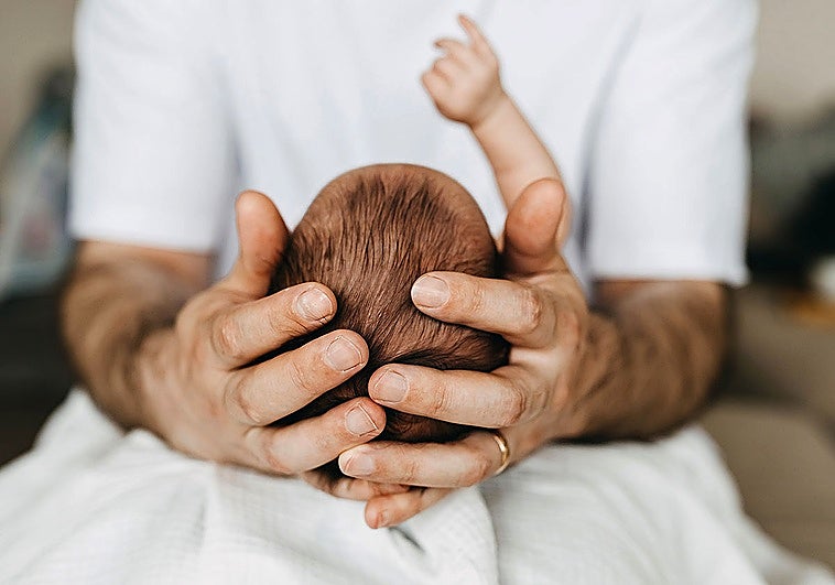 Mi bebé tiene aplanada la cabeza. ¿Es grave?