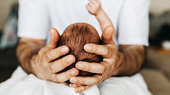Mi bebé tiene aplanada la cabeza. ¿Es grave?