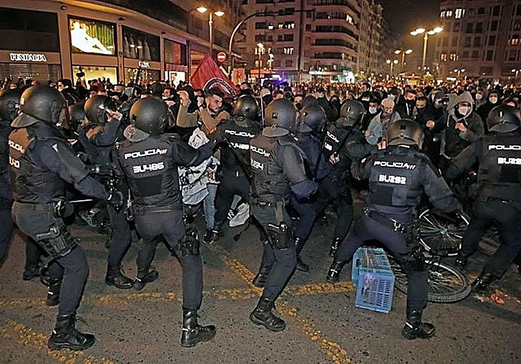 Penas de cárcel por los disturbios en Valencia para liberar al rapero Pablo Hasél