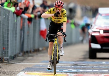 Jonas Vingegaard celebra su triunfo en el Blockhaus.