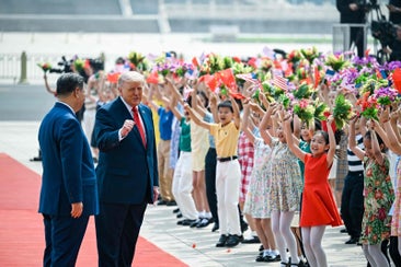 Trump responde, en presencia de Xi Jinping, al saludo de cientos de niños en su recibimiento en Pekín.