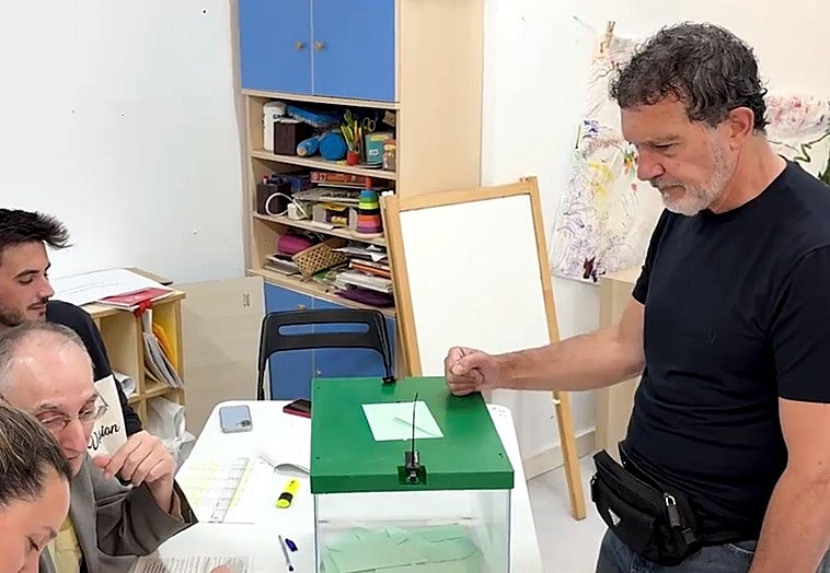 Fenómeno fan durante la votación de Antonio Banderas: «¡El selfie de todos los años!»
