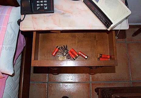 Imagen secundaria 1 - Las escopetas que Manuel Alonso tenía repartidas por la casa cuando se produjo la muerte de los colombianos.