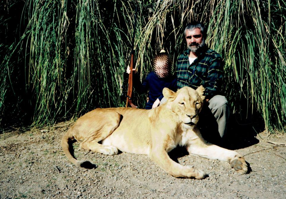 Manuel Alonso, junto a un tigre.