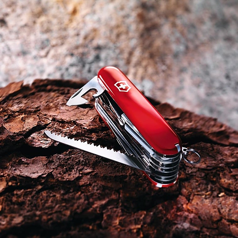 Lupa, alicate, destornillador... La navaja multiusos Swiss Champ Victorinox tiene hasta 33 prácticas funciones