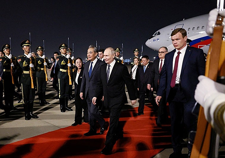 Putin aterriza en Pekín para reunirse con Xi Jinping: la crisis energética acerca aún más a Rusia y China