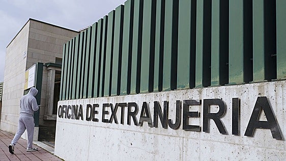 Las solicitudes para residir y trabajar en España se disparan un 32% al margen de la regularización de inmigrantes