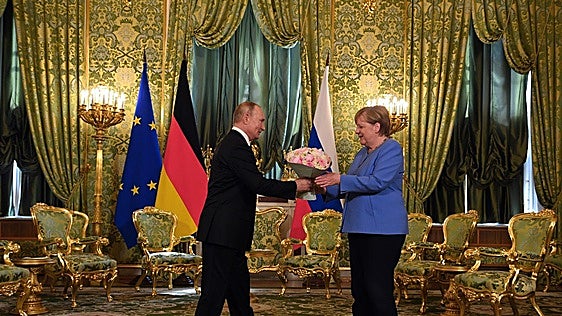 La UE sopesa enviar a Merkel o Draghi para negociar con Rusia la paz en Ucrania