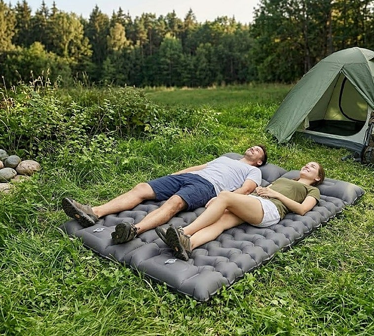 Si te gusta la aventura, no te pierdas esta esterilla autohinchable con bomba integrada