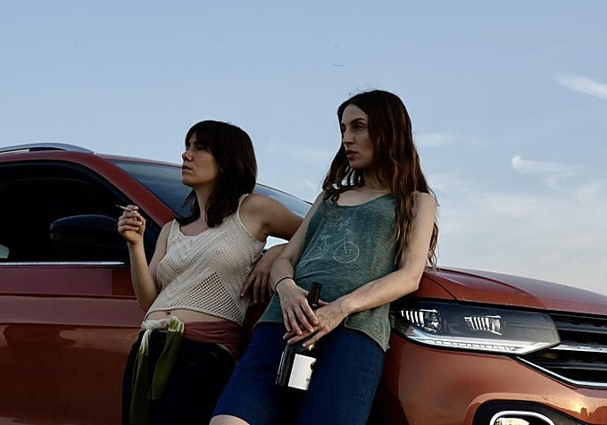 Bruna Cusí y María Valverde en 'Todo lo que no vemos'.