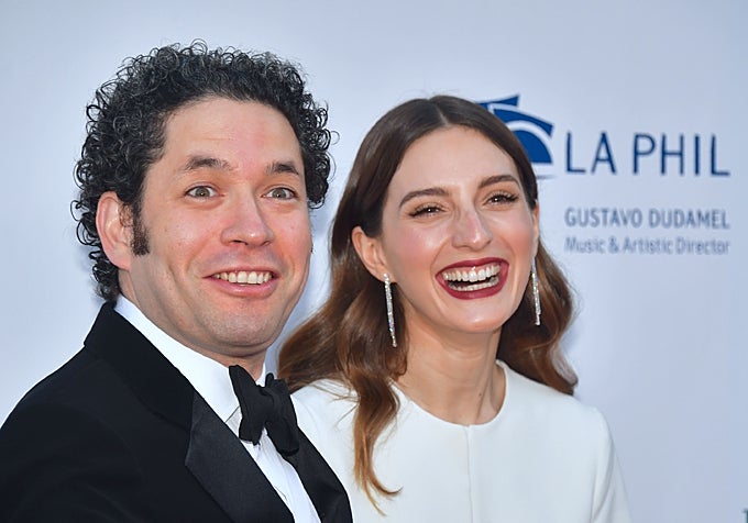 Gustavo Dudamel y María Valverde en una gala en Los Ángeles en 2017.