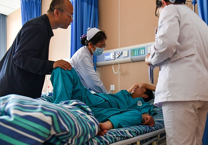Personal médico atiende a un trabajador herido en el Hospital Popular de Qinyuan.