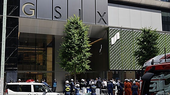 Caos en un centro comercial de Tokio tras un ataque con una sustancia desconocida