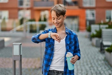Este reloj motiva a los niños con retos de pasos, vigila el pulso infantil y fomenta el ejercicio en familia