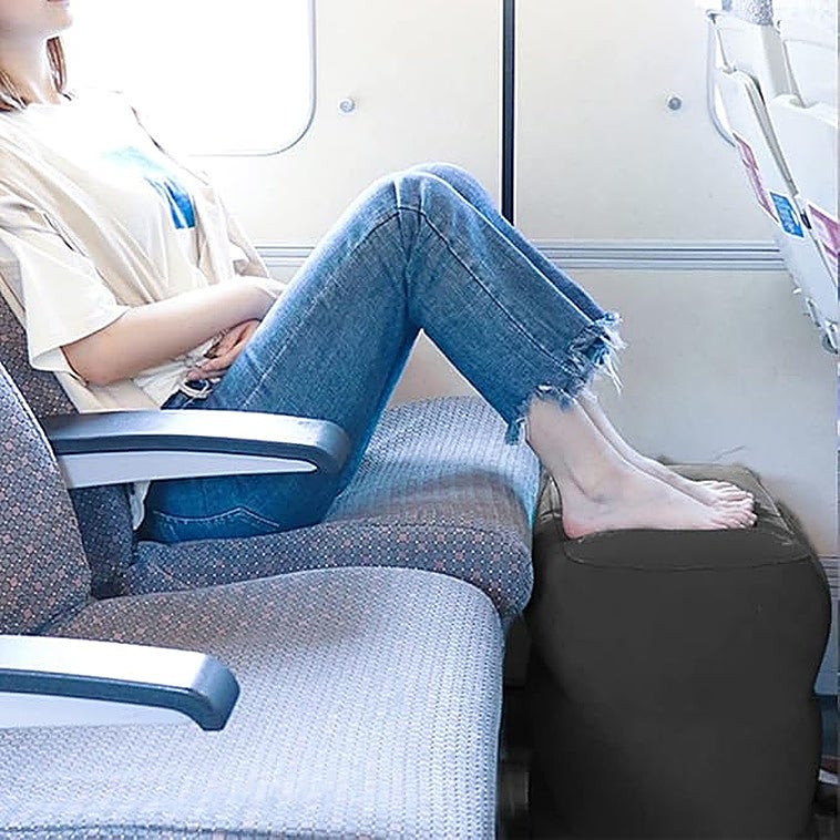 Si viajas con frecuencia, hazte con una de estas almohadas inflables para pies para hacer tu trayecto más cómodo