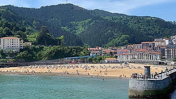 Detenido en Ondarroa por masturbarse y fotografiar a menores en las duchas de la playa