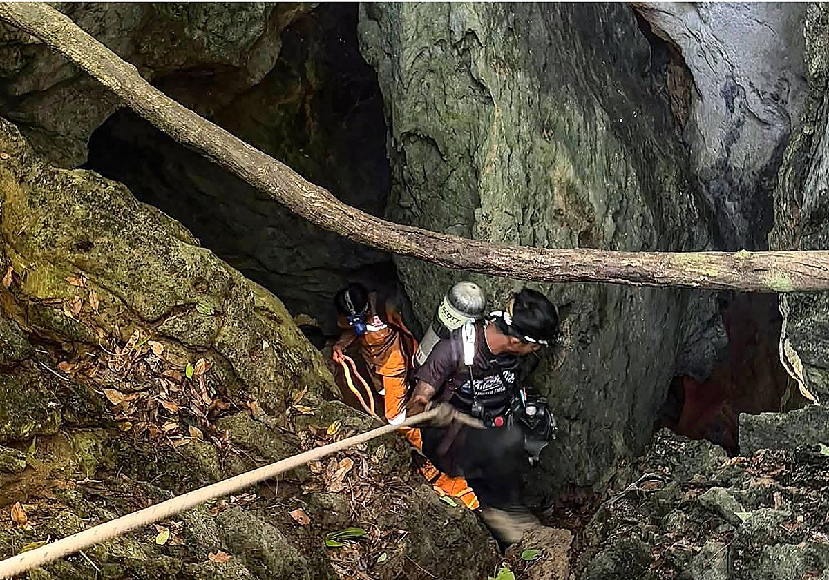 Localizadas con vida las siete personas atrapadas durante una semana en una cueva inundada de Laos