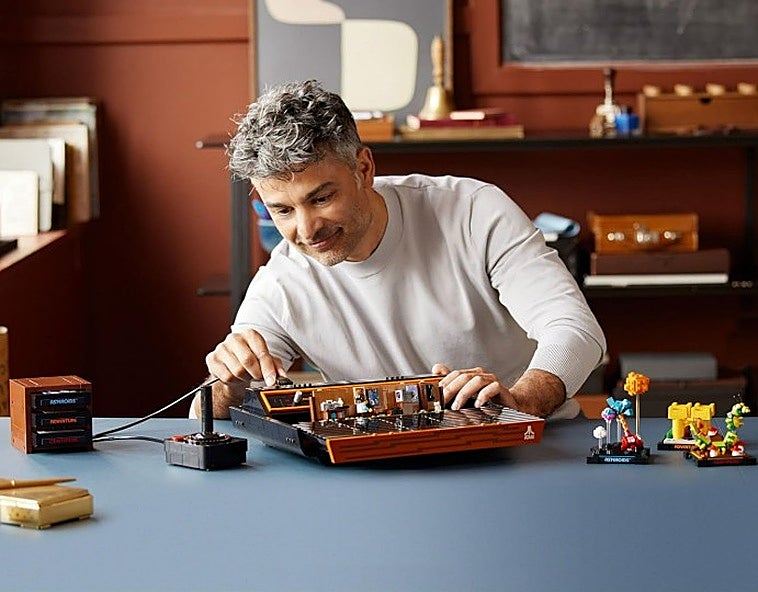 Revive la nostalgia retro con el LEGO Icons Atari 2600 10306 y su joystick