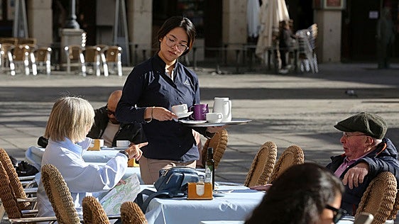 Los salarios repuntan, pero España sigue siendo un país de mileuristas y con fuertes brechas