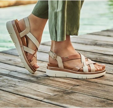 Siente confort todo el día con las sandalias Pikolinos cuña palma en cuero
