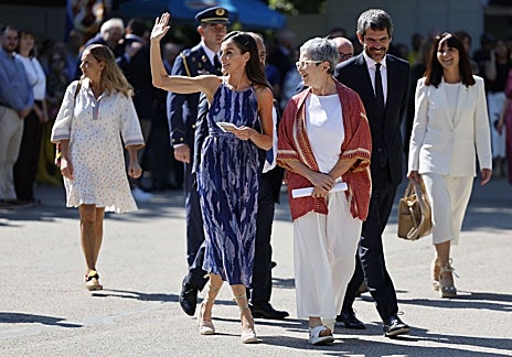 Imagen secundaria 1 - La Reina, en un taller con niños y paseando junto con Eva Orúe y Ernest Urtasun. Dos lectores en el Retiro.