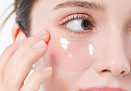 Reduce las bolsas y ojeras con estos parches que combinan péptidos, colágeno y cafeína