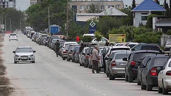 Rusia empieza a racionar el combustible