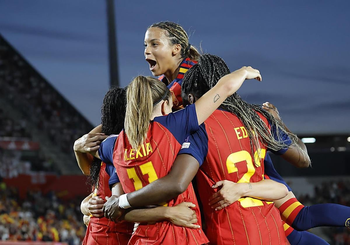 España golea a Inglaterra y pone pie y medio en el Mundial 2027